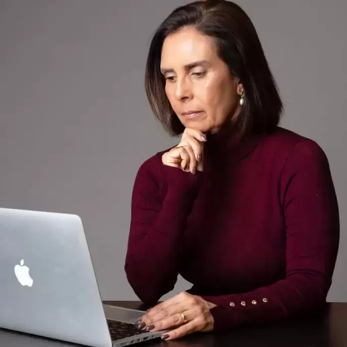 Psicóloga Simone de Moraes - Atendimento Online - ©pressfoto - FreePik Psicóloga Simone de Moraes - Atendimento Online - ©pressfoto - FreePik